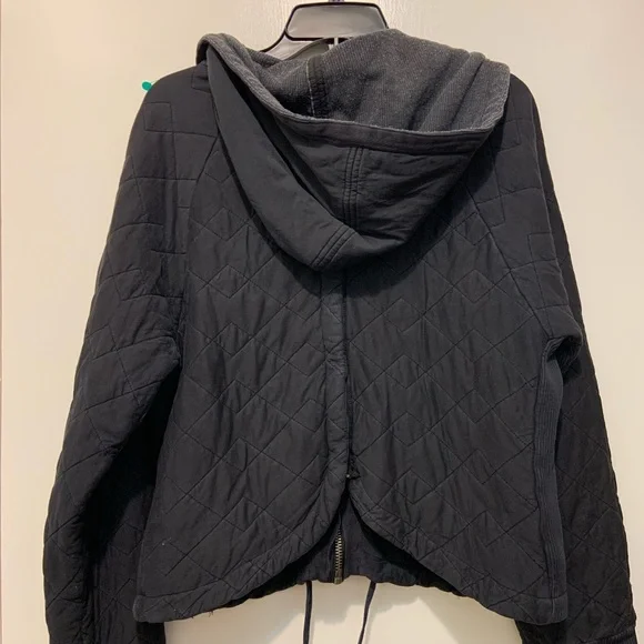 Free People Women’s (Medium) Black Quilted Jacket with Hood and zipper back. - Picture 5 of 11